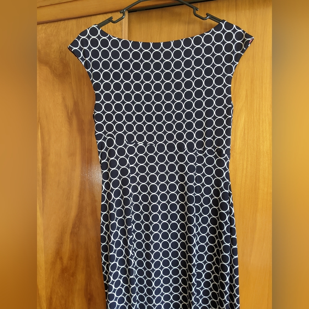 Super Flattering Pattern Dress - Picture 7 of 7